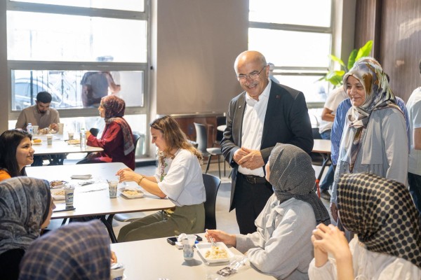 ŞEHİR KÜTÜPHANESİ'NDE ÖĞRENCİLERE YEMEK İKRAMI