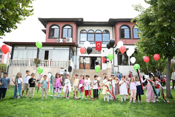 YEŞİLYURT’TA UÇURTMALAR GAZZE’DEKİ ÇOCUKLAR İÇİN GÖKYÜZÜNE YÜKSELDİ