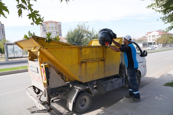 BATTALGAZİ BELEDİYESİ KONTEYNERLERİN KALDIRILDIĞI ALANLARI TEMİZLİYOR