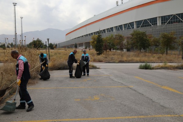 BATTALGAZİ BELEDİYESİ İLÇE GENELİNDE TEMİZLİK ÇALIŞMALARINI SÜRDÜRÜYOR