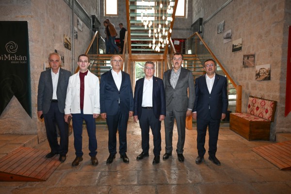 Abdullah Güler’den Bi Mekân Müze Kafeye Övgü: “Çok Güzel Bir Yer Olmuş”