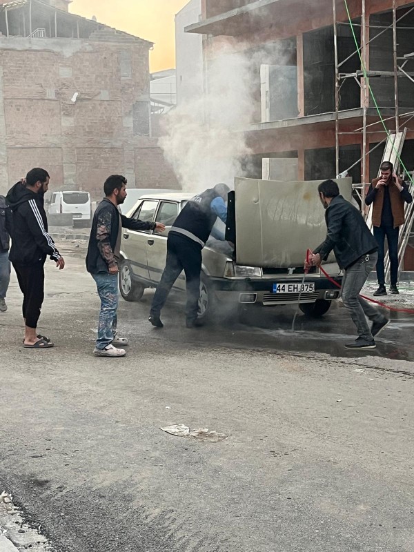 BATTALGAZİ’DE YANAN ARACA ZABITA EKİPLERİ MÜDAHALE ETTİ