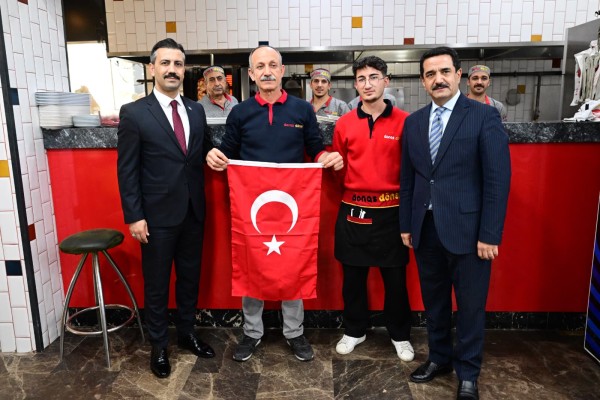 BAŞKAN TAŞKIN VATANDAŞLARA TÜRK BAYRAĞI HEDİYE ETTİ