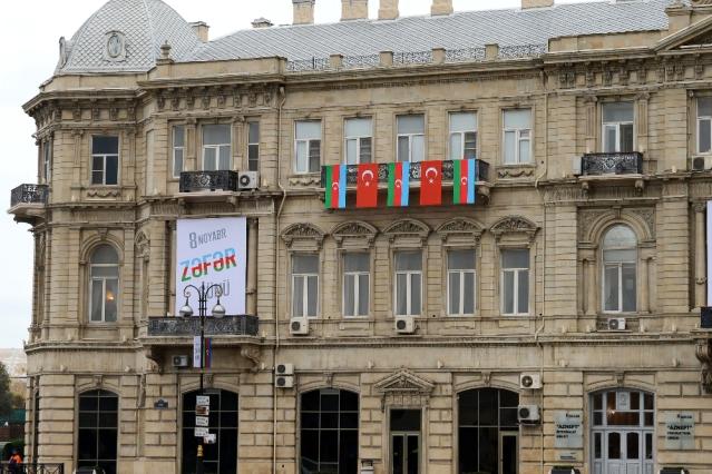 Bakü sokakları Türk bayrakları ve Azerbaycan Bayrakları ile süslendi